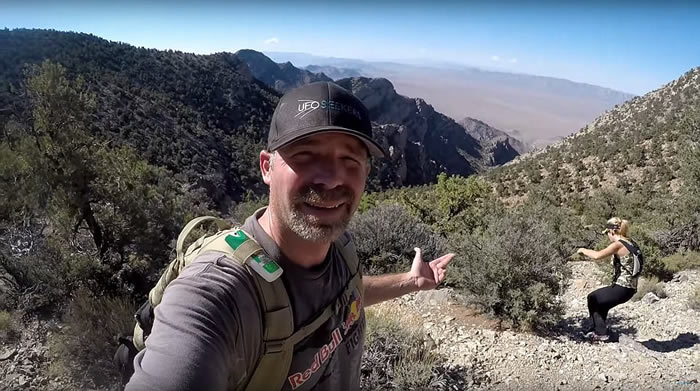 YouTube“UFO探索者”频道实拍美国51区 发现数架高速飘移的飞行物及疑似外星人活动