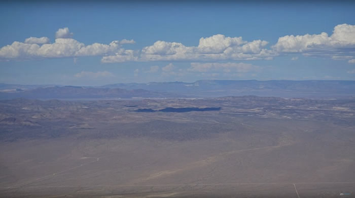 YouTube“UFO探索者”频道实拍美国51区 发现数架高速飘移的飞行物及疑似外星人活动