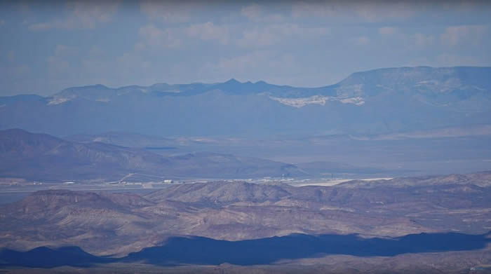 YouTube“UFO探索者”频道实拍美国51区 发现数架高速飘移的飞行物及疑似外星人活动