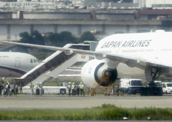 涉事客机安全降落后,泊在停机坪上。