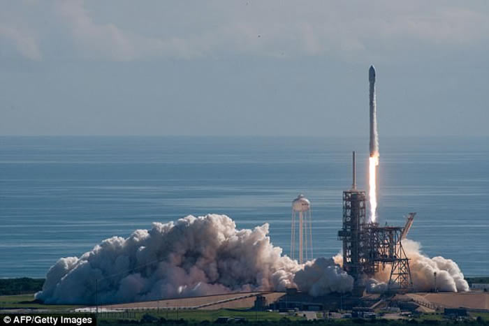 美军X-37B无人试验机首度搭乘SpaceX的猎鹰9号火箭上太空