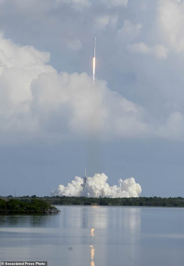 美军X-37B无人试验机首度搭乘SpaceX的猎鹰9号火箭上太空