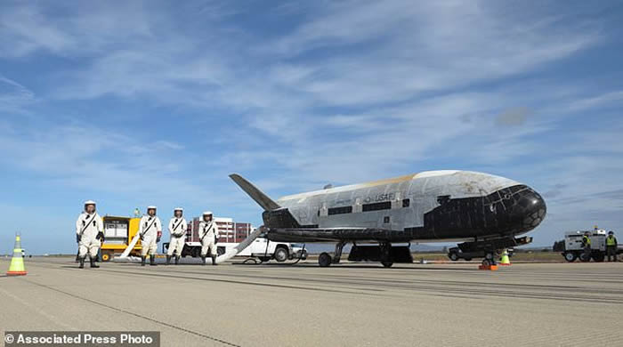 美军X-37B无人试验机首度搭乘SpaceX的猎鹰9号火箭上太空