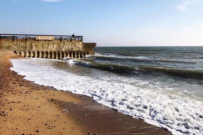 图为事发的海边。