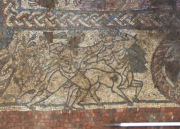 考古小组发现一幅珍贵的马赛克画。