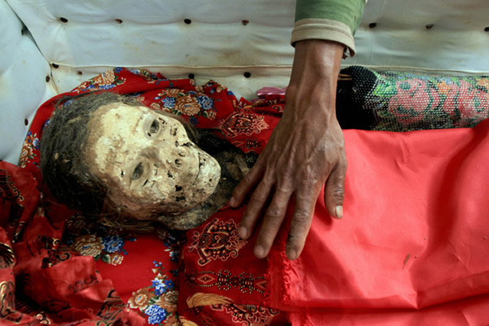 印尼苏拉威西岛托拉雅族人流传着赶尸习俗 居民挖开亲人坟墓替尸体穿上漂亮新衣游行