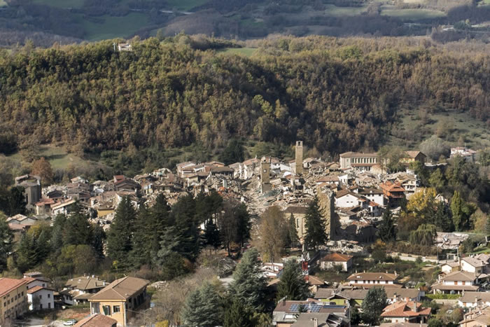在2016年8-10月的意大利中部地震序列中,Amatrice村被彻底摧毁。