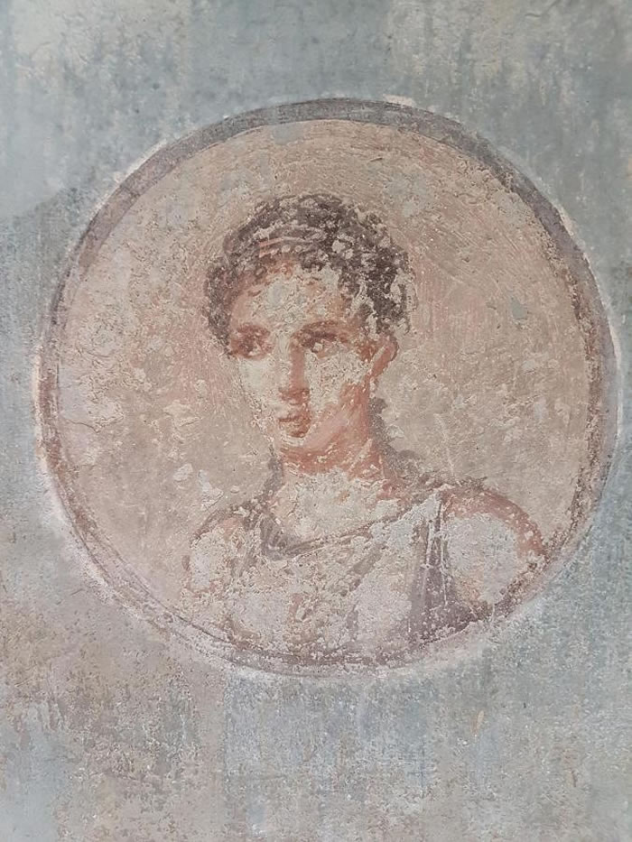 这幅受损的罗马女性肖像画在赫库兰尼姆古城出土。公元79年维苏威火山爆发后,赫库兰尼姆古城就消失了。 PHOTOGRAPH COURTESY ROBERTO AL