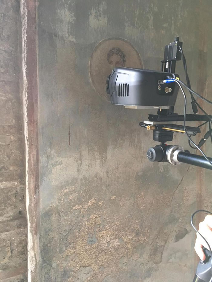 可携式X光机让研究人员能重建图像又不会破坏画作。 PHOTOGRAPH COURTESY ROBERTO ALBERTI