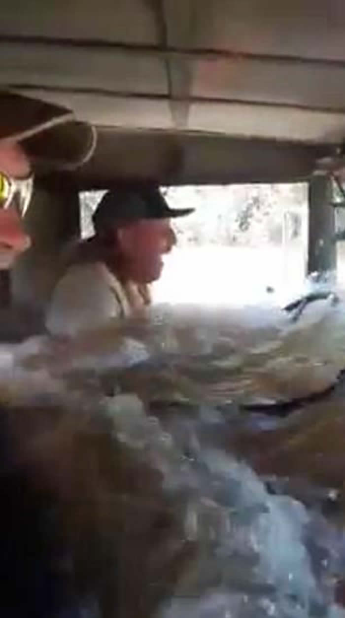 超级飓风哈维吹袭美国德州:水灾救人的小货车如潜艇