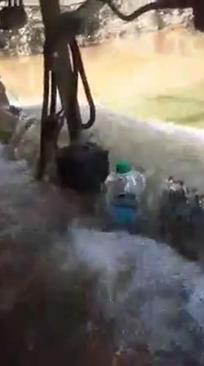 超级飓风哈维吹袭美国德州:水灾救人的小货车如潜艇