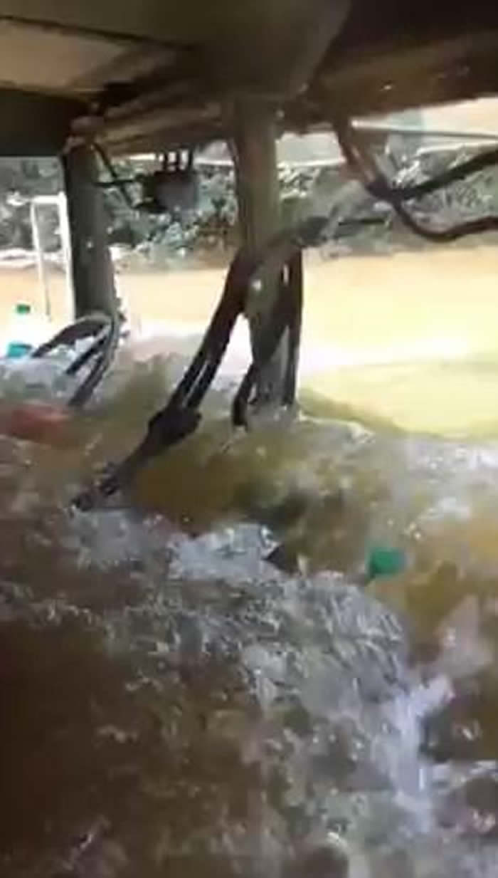 超级飓风哈维吹袭美国德州:水灾救人的小货车如潜艇