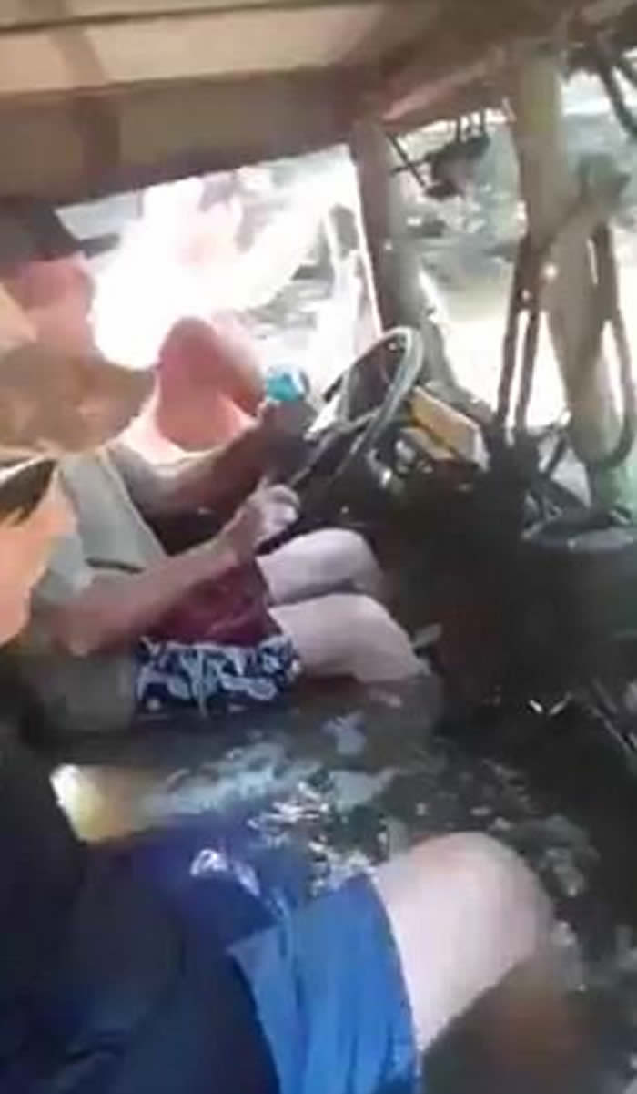 超级飓风哈维吹袭美国德州:水灾救人的小货车如潜艇