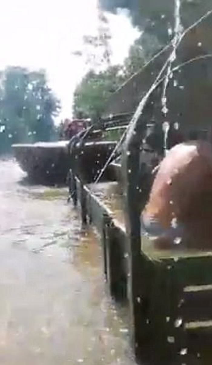 超级飓风哈维吹袭美国德州:水灾救人的小货车如潜艇