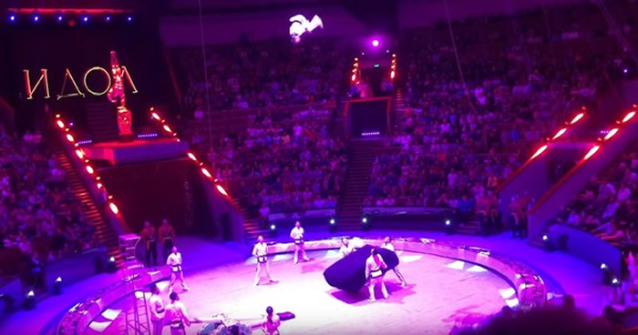 俄罗斯莫斯科“偶像-2017国际马戏艺术节”:朝鲜特技运动员挑战世界纪录失手摔断脖子