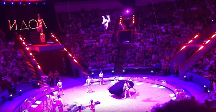 俄罗斯莫斯科“偶像-2017国际马戏艺术节”:朝鲜特技运动员挑战世界纪录失手摔断脖子