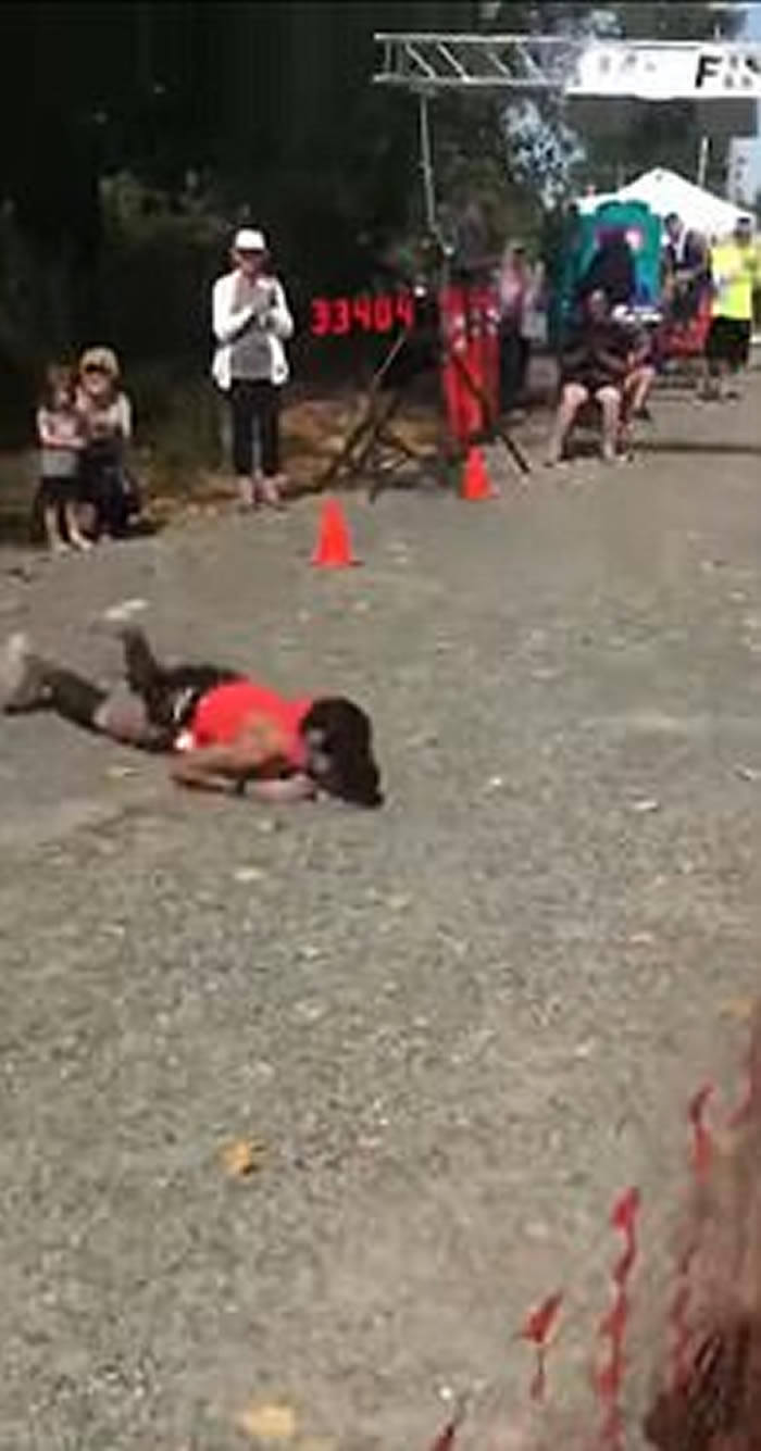 美国女子马拉松选手体力不支滚过终点