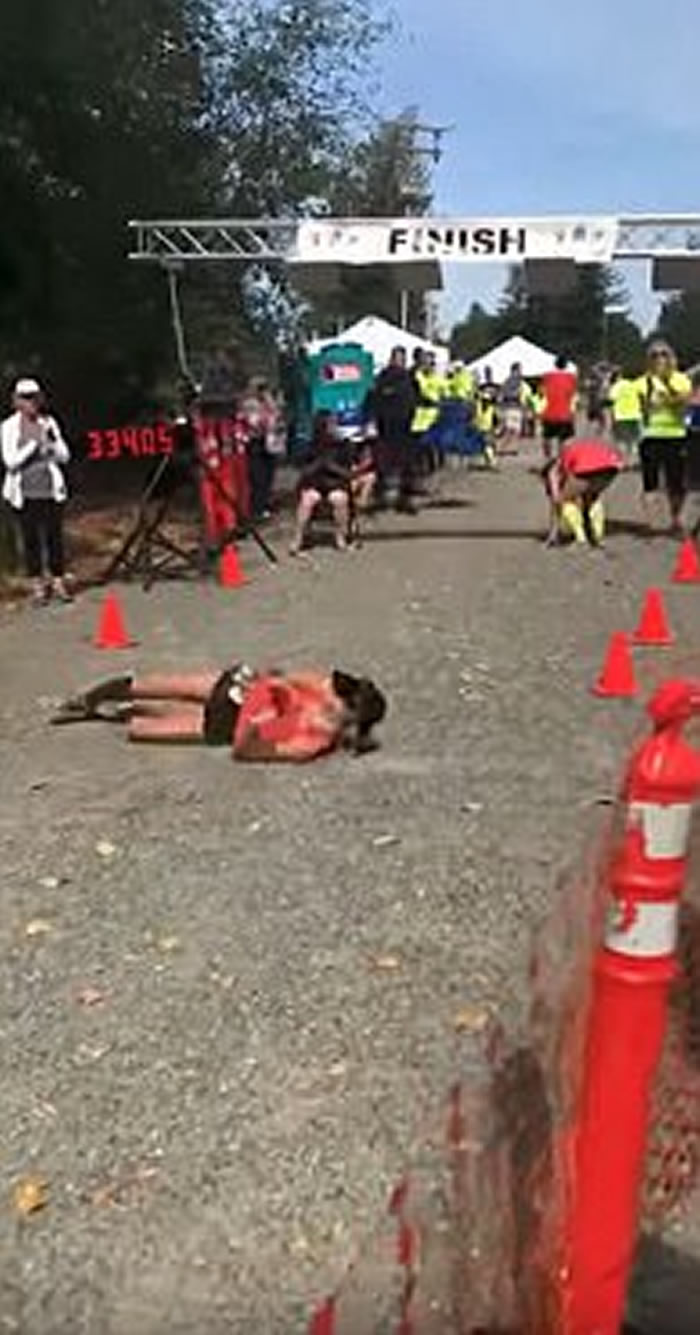 美国女子马拉松选手体力不支滚过终点