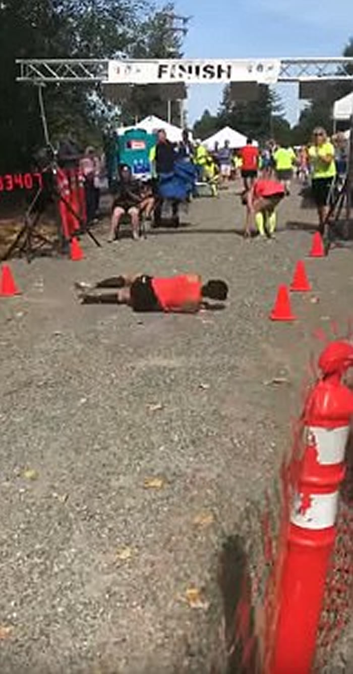 美国女子马拉松选手体力不支滚过终点