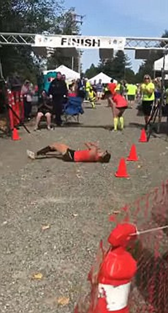 美国女子马拉松选手体力不支滚过终点