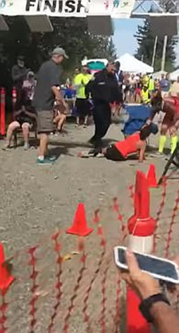 美国女子马拉松选手体力不支滚过终点