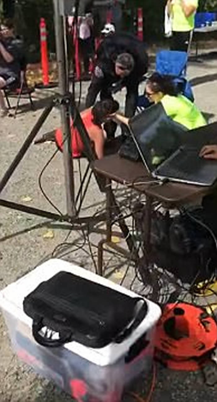 美国女子马拉松选手体力不支滚过终点