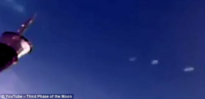 国际空间站附近飘过奇怪UFO状白团 阴谋论者:外星人