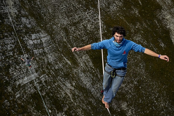 南非选手(右)和西班牙选手(左)在绝岭上大展功架。