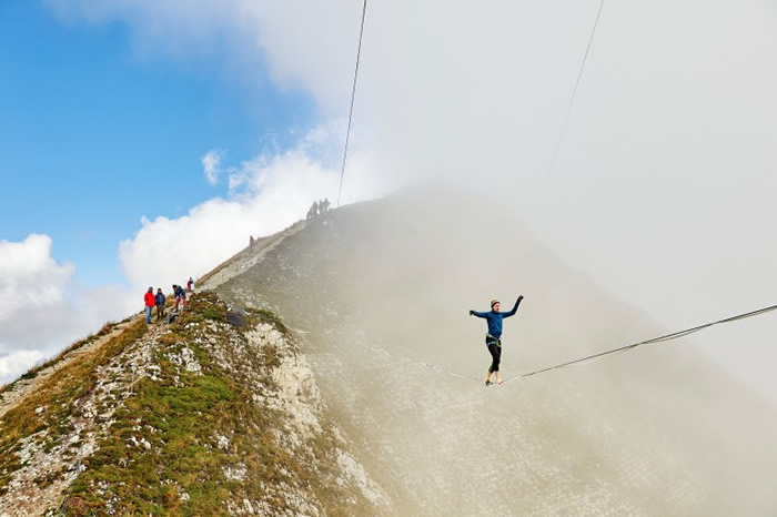 德国选手踏上钢索,犹如空中散步。