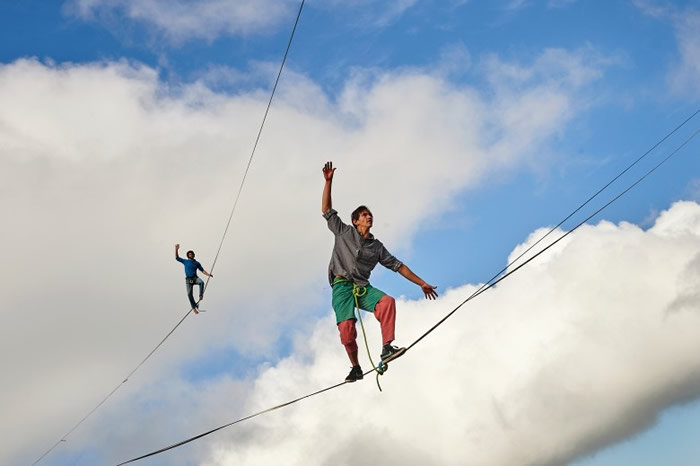 南非选手(前)正在较低的索道行走。这段吊索距离地面最少45米。