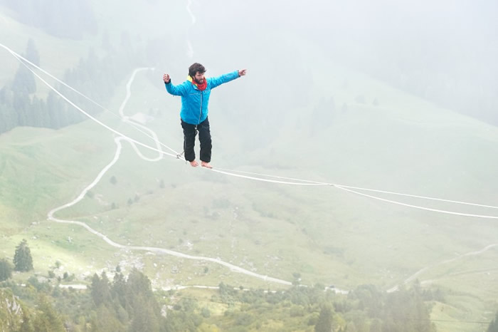 瑞士选手有如仙人在空中行进。