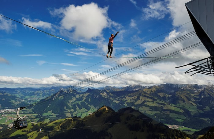 新西兰选手仿似悬浮半空。