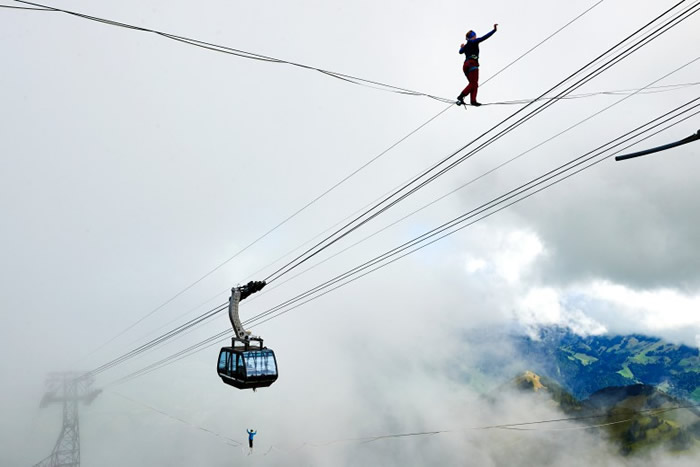 挪威选手(上)在上面前行,吊车在下面依然来往如常。
