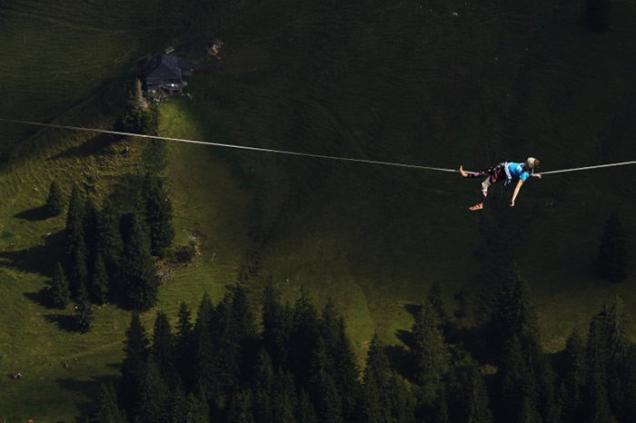 一位选手竟然像武侠小说中的主角般,躺在钢索上休息。