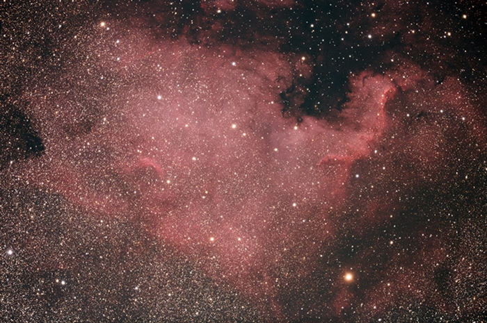 NGC 7000 – 北美洲星云(North American Nebula) 位于天鹅座,靠近天津四的一个发射星云这个发射星云形似北美洲大陆表面亮度非常低,不