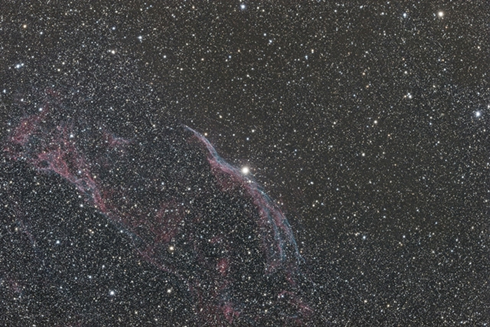 NGC 6960 – 面纱星云(Veil Nebula) 位于天鹅座右翼上巨大但相对暗淡的超新星残骸视星等约5等;直径约70.0 x 6.0角分主镜:APM A