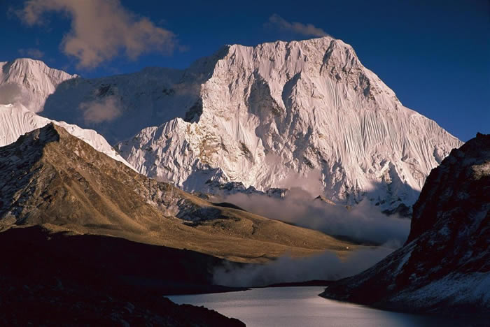 札姆朗峰（又称钦琅山）俯瞰着尼泊尔的马卡鲁－巴朗国家公园（Makalu-Barun National Park）。丹尼尔．泰勒因为寻找雪怪而探索了这片地区，之后