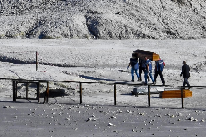 遗体其后用棺木运走。