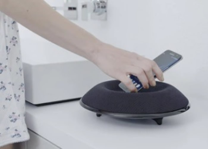 Aurora可以座枱或挂墙使用。