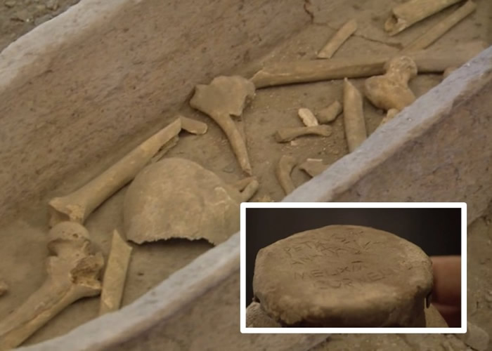 藏有遗骨的泥壶(右下)上刻写着铭文。