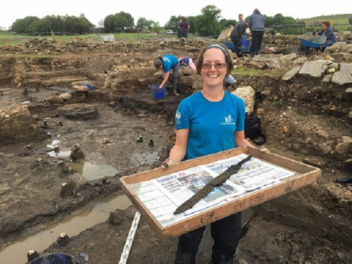 团队发现罕见的骑兵剑。