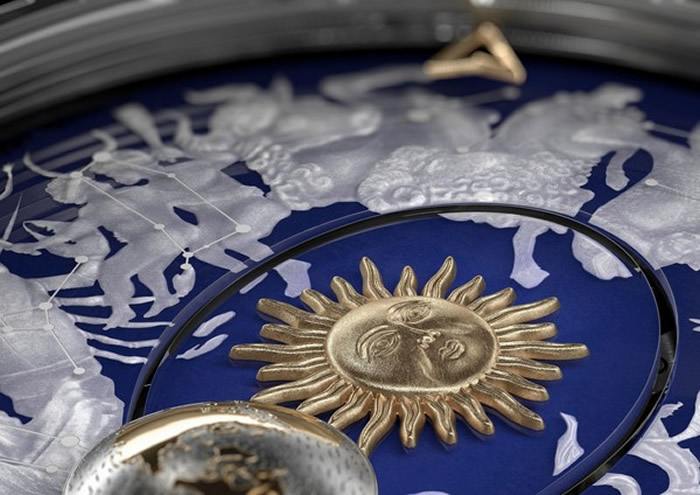 仔细看,用不同工艺制作出来的表盘超迷人。