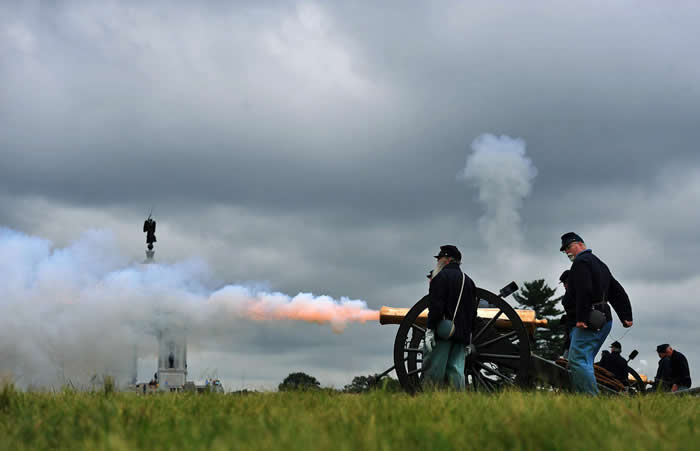 适逢美国南北战争150周年,战争重演者在盖茨堡国家军事公园里展示大炮发射。这个地方是圣地,波嘉德说,因为有非常多人为理想牺牲了自己的生命。 PHOTOGRAPH