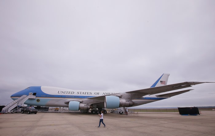 图为空军一号复制品。