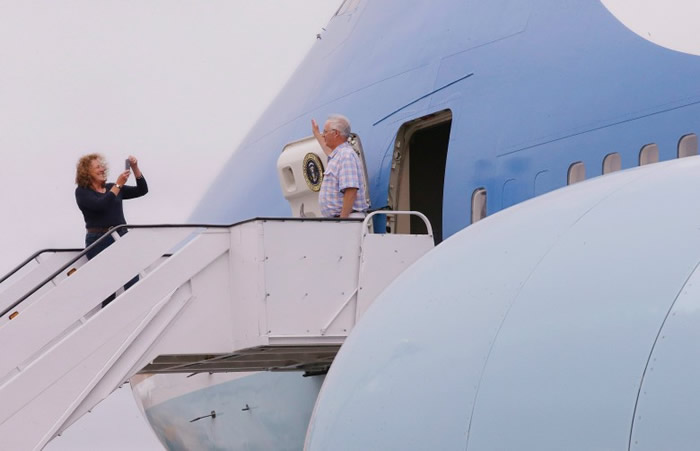 游客在机上留影。