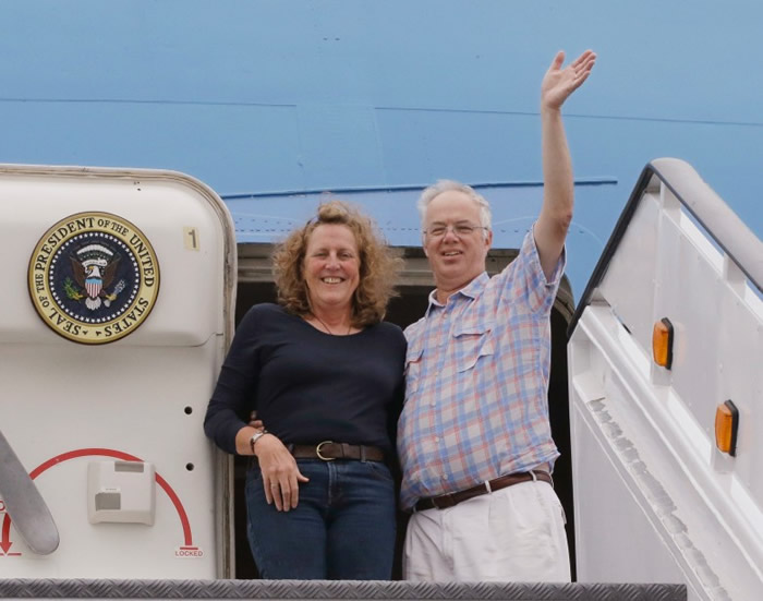 夫妇模仿总统及第一夫人拍照。