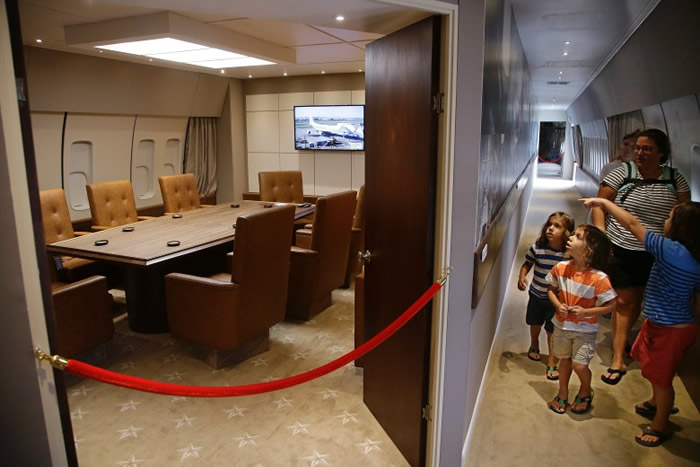 游客在会议室外走过。