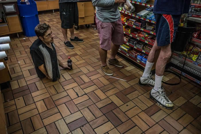 艾伦.沃林两岁半时因疾病失去了他的双腿与下半身,从此必须学习在这个为比他3呎身高高两倍的人所打造的世界里照料自己。沃林说:「他最大的困扰在于收银员根本看不到他。