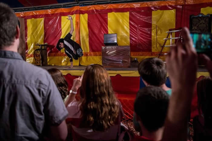 艾伦.沃林,人称「冒险的矮子E」,在《惊奇世界》(World of Wonders)活动上表演单手倒立。 PHOTOGRAPH BY BRIAN LEHMANN