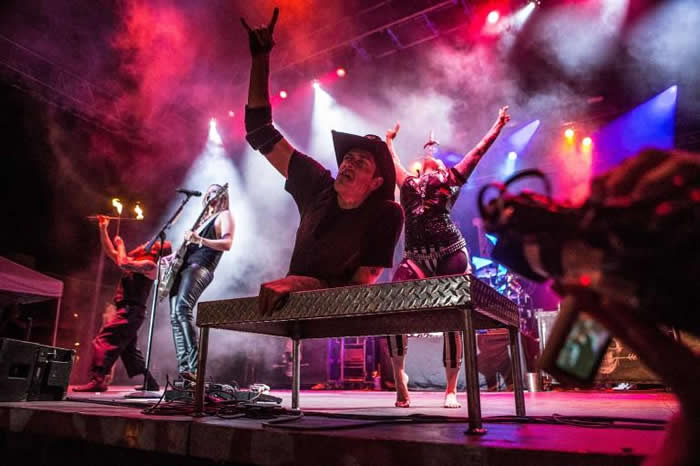 沃林与骇儿史东乐团(Halestorm)在爱荷华州的苏城联合演出。 PHOTOGRAPH BY BRIAN LEHMANN